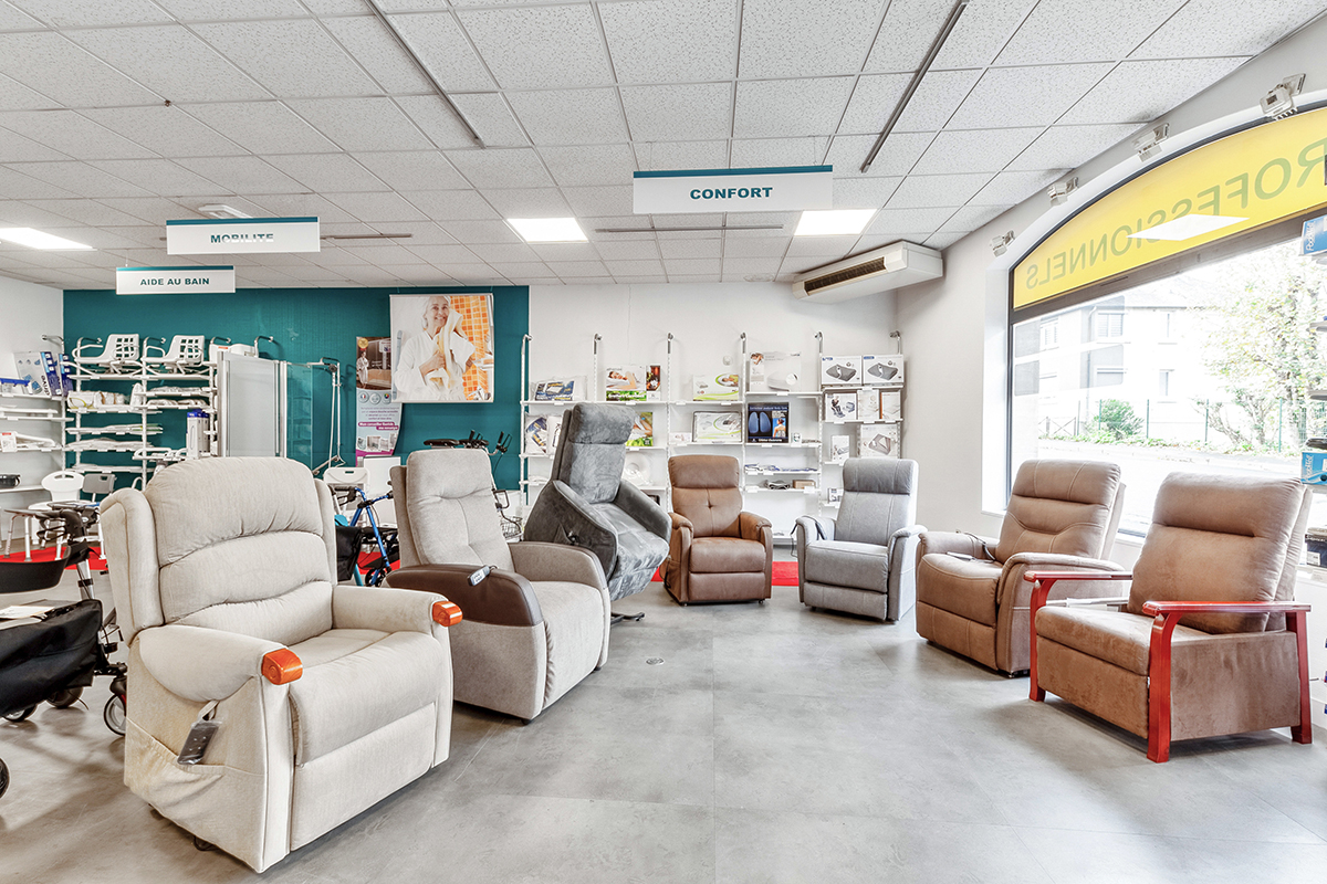 Bastide le Confort Médical Saint-Lô intérieur magasin fauteuils releveurs